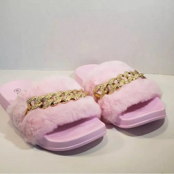 Women's Fluffy Faux Fur Slipper Slides w/Chain Emblishment Indoor/Outdoor Slide - Picture 5 of 6